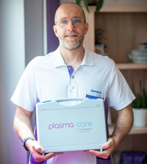 Wundbehandlung mit mobilem Plasmagerät Wundbehandlung mit mobilem Plasmagerät